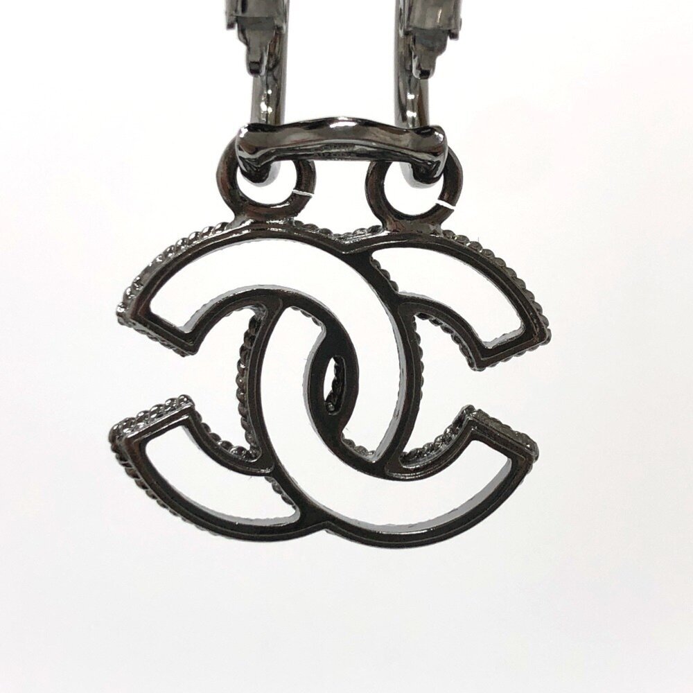 CHANEL Authentic Black Earrings - Picture 5 of 9